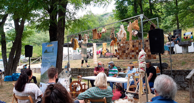 Intelectuales y artistas en la velada organizada por el GO Ovinnova en Salamón en defensa de la trashumancia