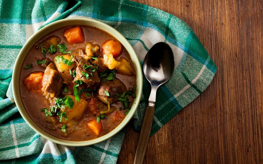 Guiso de cordero con verduras para impresionar y mojar mucho pan