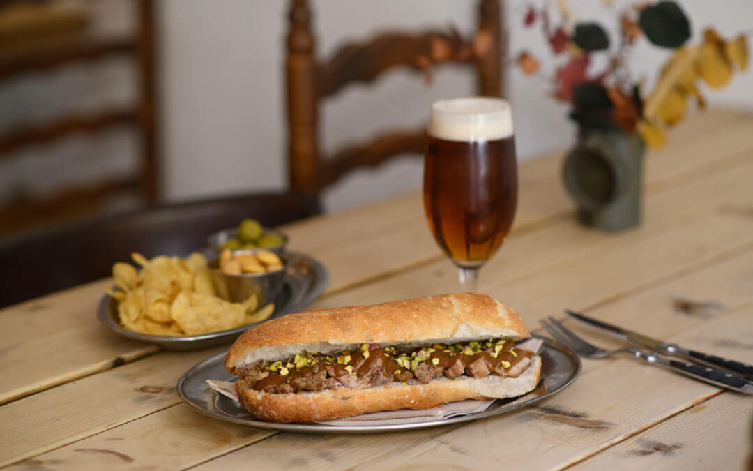 El Paquito, el bocadillo de cordero con nombre propio, aterriza en Sevilla y Zamora